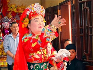 Điện thần và nghi thức hầu đồng Việt Nam
